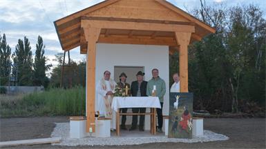 Geweiht. Pfarrer Roman Schwarz (l.) und Priester Hubert Wieder (r.), am Bild mit Bezirksjagdleiter Ewald Frank, Jagdleiter in Schützen Herbert Nebenmayer und Bürgermeister Roman Zehetbauer (v.l.), weihten die neuen Gebäude. 