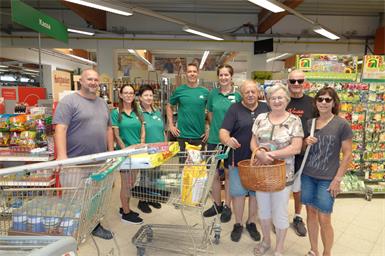 Glückliche Gesichter beim Spätsommerfest. Die Teams der Raiffeisen-Lagerhäuser freuten sich über viele Besucher und bedankten sich bei den Kundinnen und Kunden mit Angeboten sowie kulinarischen Schmankerln für die Treue.