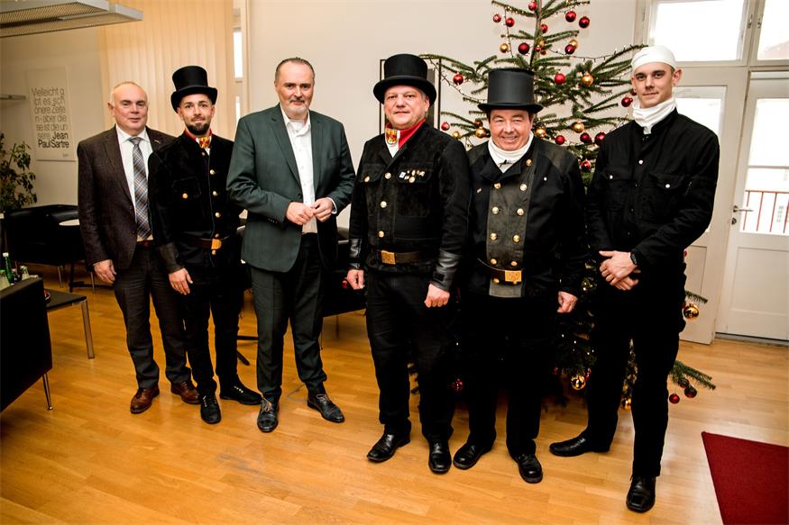 "Glücksbringer-Besuch" im Landhaus. Fachgruppengeschäftsführer und Landesinnungsmeister Karl Tinhof, Innungsmeister-Stellvertreter Anton Zolles, Landeshauptmann Hans Peter Doskozil, Herbert Baumrock, Bernhard Sammer und Geselle Elias Harter (v.l.). 