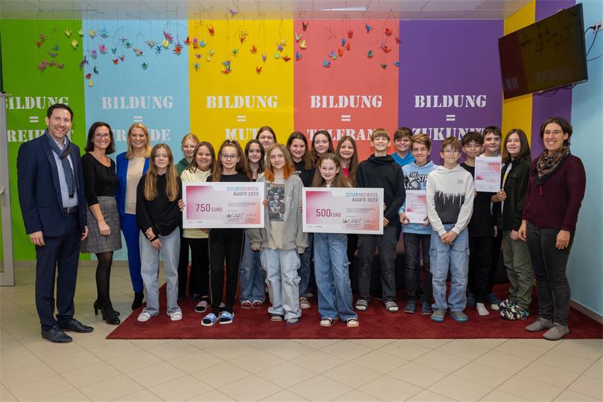 Glückwunsch. Bildungslandesrätin Daniela Winkler gratulierte den Schülerinnen und Schülern sowie Direktor Markus Neuhold, Professorin Judith Ratasich und Professorin Eva Zvonarits.