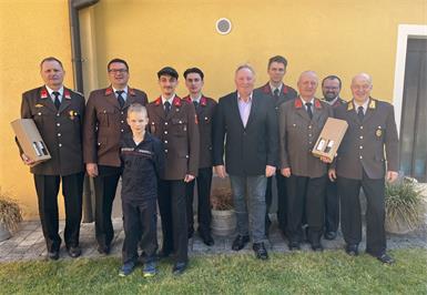 Glückwunsch. Martin Puhr (l.) und Franz Bredl (3.v.r.) feierten den 60er. Dazu gratulierten auch Kommandant Stefan Pessenlehner (2.v.l.), Abschnittskommandant Josef Weber (r.) und Vizebürgermeister Josef Thurner (5.v.r.) sowie (v.l.) Neuzugang Leo Sitkovits, Lukas Cercel Mathias Schermann, Manuel Weber und Michael Mandl.