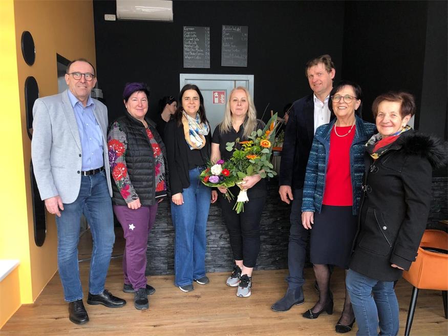 Glückwunsch. Zur Eröffnung gratulierten Anna Szöcs (M.) die Vizebürgermeister Nikolaus Dominkovits und Tina Köppel, Stadträtin Eva Maria Kneisz, Bürgermeister Hannes Heisz, Stadträtin Gerlinde Heger und Franziska Renner (v.l.).