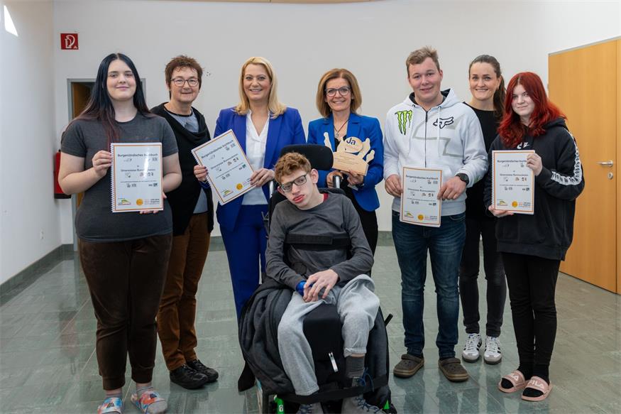 Glückwunsch zum gelungenen Projekt. Landesrätin Daniela Winkler (3.v.l.) gratulierte Direktorin Ruth Lang (4.v.l.), Maria Liebmann (2.v.l.) und Maria Sampl sowie den Schülerinnen und Schülern zum tollen Projekt.