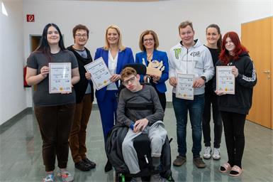 Glückwunsch zum gelungenen Projekt. Landesrätin Daniela Winkler (3.v.l.) gratulierte Direktorin Ruth Lang (4.v.l.), Maria Liebmann (2.v.l.) und Maria Sampl sowie den Schülerinnen und Schülern zum tollen Projekt.