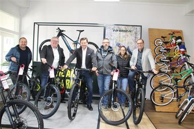 Glückwunsch zur Eröffnung. Gemeinderat Jürgen Perkovits, Wirtschaftskammer-Regionalstellenleiter Freddy Fellinger, Bürgermeister Johann Heisz und Vizebürgermeister Nikolaus Dominkovits wünschten Klaus Minarek und Manuela Fiedler viel Erfolg.
