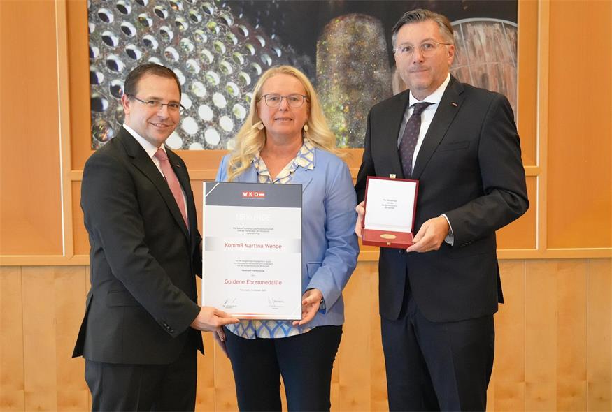 Goldene Ehrenmedaille: Wirtschaftskammerpräsident Mst. Andreas Wirth und Wirtschaftskammerdirektor Harald Schermann gratulierten KommR Martina Wende.