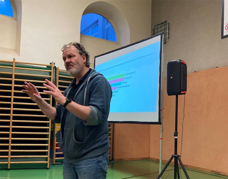 Golli Marboes Engagement trägt maßgeblich dazu bei, das Thema psychische Gesundheit aus der Tabuzone zu holen und eine offene und unterstützende Schulkultur zu fördern.