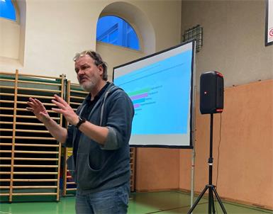 Golli Marboes Engagement trägt maßgeblich dazu bei, das Thema psychische Gesundheit aus der Tabuzone zu holen und eine offene und unterstützende Schulkultur zu fördern.