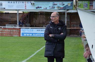 Gols-Coach Hans Thüringer wird auch in der nächsten Saison im Volksfeststadion im Einsatz sein.