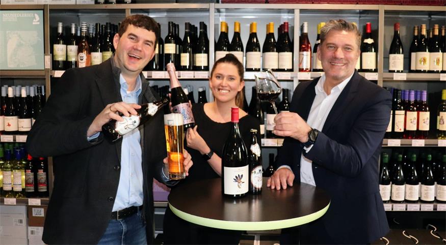 Golser Bier Geschäftsführer Markus Sautner, Esterhazy-Head of Hospitality Markus Ernst und Anna Haas von der Selektion stoßen auf die Zusammenarbeit an.