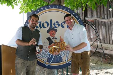 Golser Bürgermeister Kilian Brandstätter und Golser Bier Geschäftsführer Markus Sautner kredenzen heuer eine Neuauflage des beliebten "Bürgermeisterbiers".