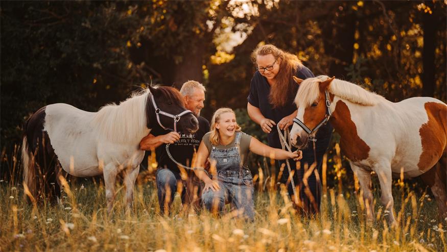 Gottfried und Sonja Komar mit Nichte Emma, deren Herz besonders für die Ponys schlägt.