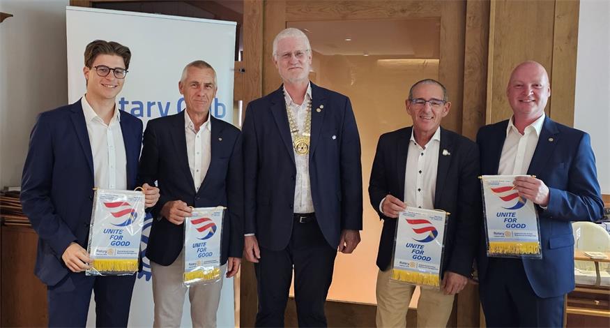 Governor Ralf Peters (Bild Mitte) mit den Präsidenten der vier Clubs.