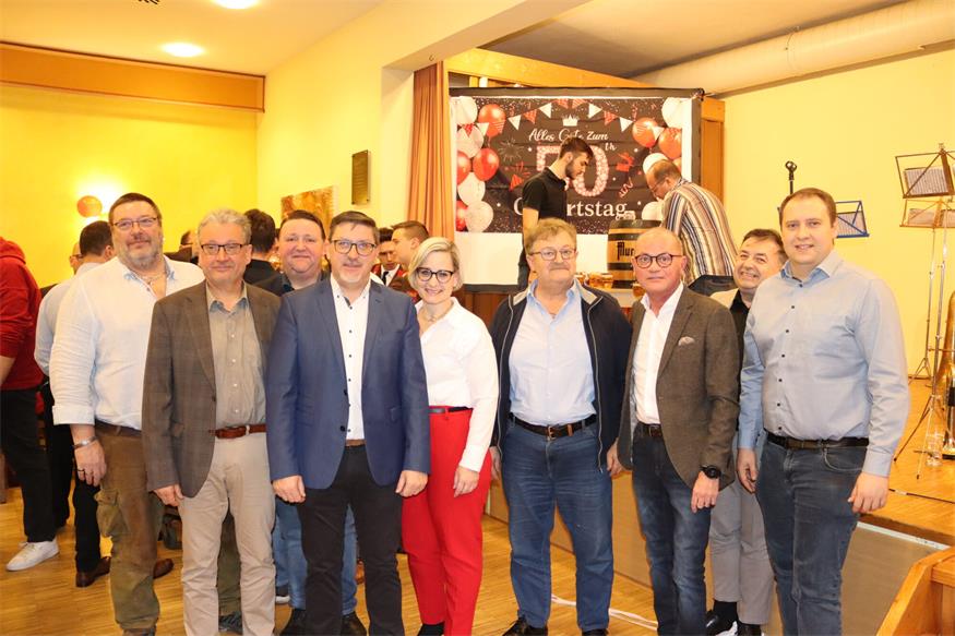 Gratulation. Auch Gemeindevorstand Martin Lehrner und Bürgermeister Gerhard Petschowitsch (Horitschon), Landtagsabgeordneter und Lutzmannsburgs Bürgermeister Roman Kainrath, Bundesrätin Sandra Gerdenitsch, die Bürgermeister Franz Schiefer (Unterrabnitz), Horst Egresich (Kaisersdorf) und Bruno Stutzenstein (Stoob) sowie Stoobs Vizebürgermeister Daniel Sommer stellten sich ein. 