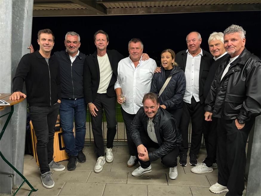 Gratulation Bernd Dallos! Andreas Ivanschitz, Landesrat Heinrich Dorner, Peter Schöttel, Bernd Dallos, Rainer Salzgeber, Anita Wachter, Herbert „Funki“ Feurer, Kurt Jara und Mathias Berthold (v.l.).