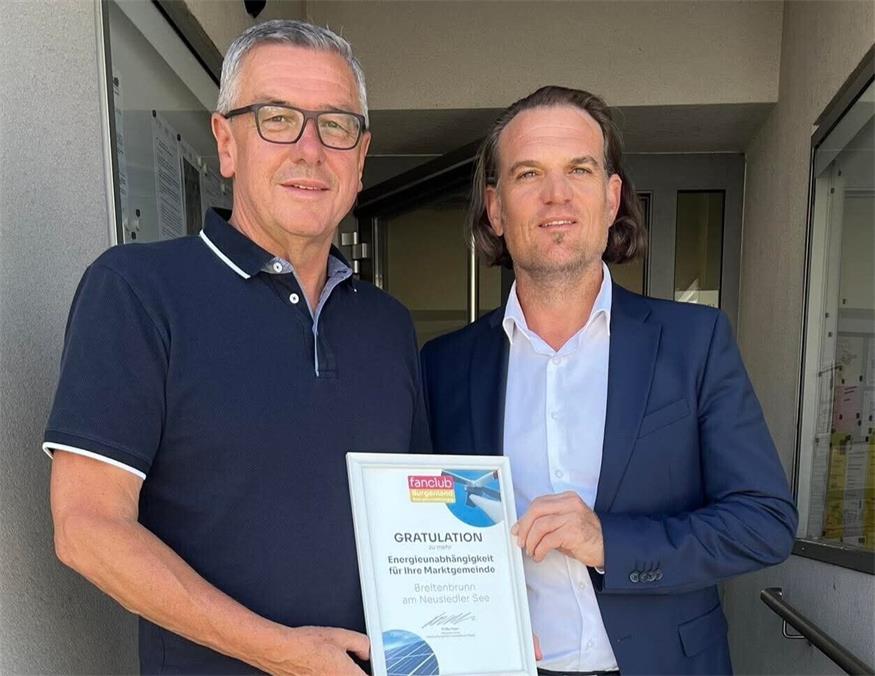 Gratulation. "Fanclub Burgenland"-Obmann Philip Payer mit Bürgermeister Helmut Hareter (v.r.).