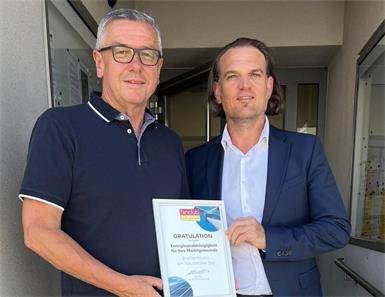 Gratulation. "Fanclub Burgenland"-Obmann Philip Payer mit Bürgermeister Helmut Hareter (v.r.).