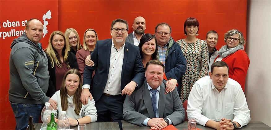 Gratulation. Gemeinsam mit Bezirksgeschäftsführer Patrick Brenner und Roman Kainrath gratulierten Mitglieder der SPÖ aus der Großgemeinde „ihrem“ Bürgermeister und zukünftigem Landtagsabgeordneten. 