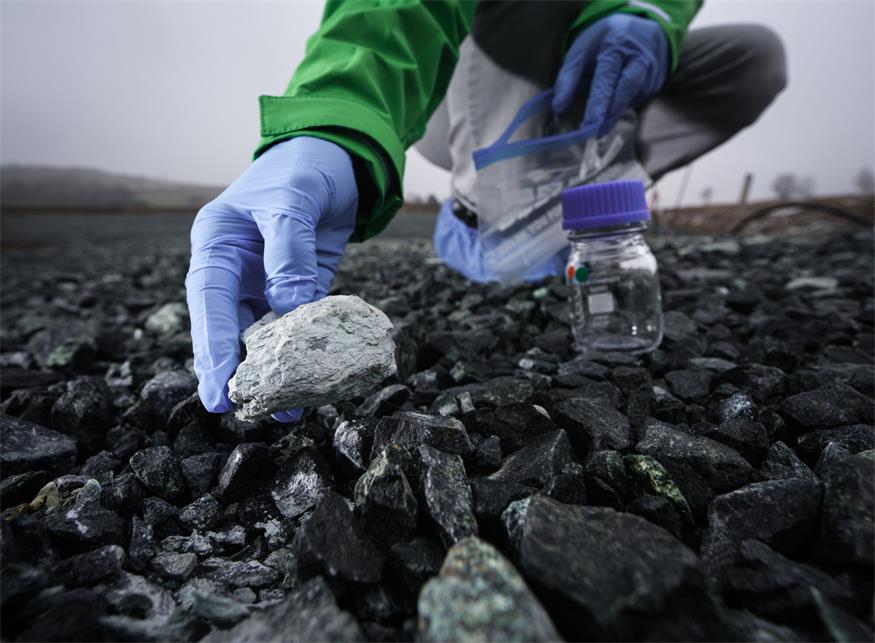 Greenpeace warnt nach der Proben-Entnahme: Einfache Erschütterungen reichen, um Asbest freizusetzen. Jetzt untersucht die Taskforce des Landes die Luft.
