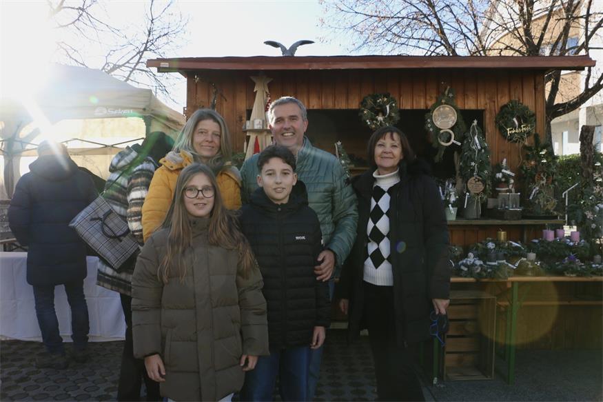 Greta Bürger, Anita Artner, Theo Bürger, Bürgermeister Ewald Bürger und Kulturvereins-Obfrau Silvia Weber beim Adventmarkt.