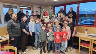 Groß war die Freude, als sogar Herr Nikolaus bei der Feier der kleinen Feuerwehrleute auftauchte.