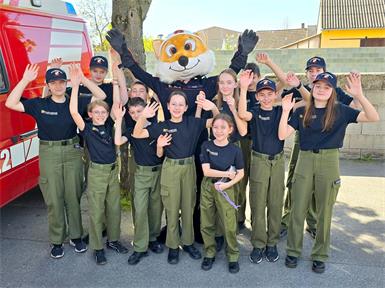 Große Begeisterung bei der Jugendfeuerwehr Wallern und Maskottchen Fuxl.