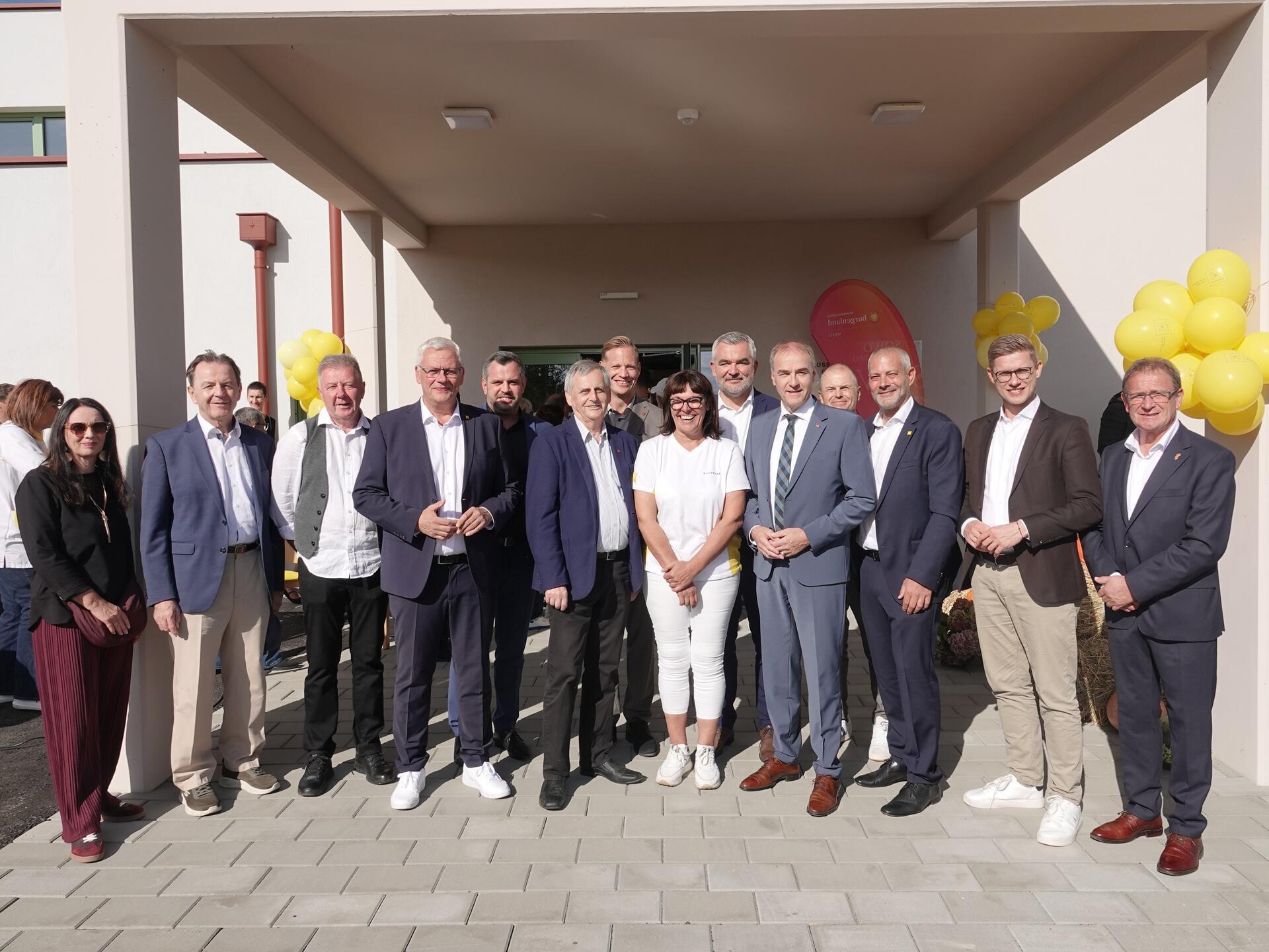 Große Freude herrschte bei der offiziellen Eröffnung des zwölften Pflegestützpunktes in Mannersdorf an der Rabnitz. Im Bild (v.l.): Bürgermeisterin Doris Birner (Oberloisdorf), Landwirtschaftskammerpräsident Niki Berlakovich, Vizebürgermeister Stefan Rabel (Mannersdorf), Hilfswerk-Burgenland-Präsident und Landtagsabgeordneter Thomas Steiner, Pflegezentren-Drescher-Geschäftsführer Franz Drescher, Bürgermeister a.D. Herbert Schedl (Mannersdorf), Bürgermeister Martin Reiter (Mannersdorf), Hilfswerk-Stützpunktleiterin Petra Schwarz, die Landesräte Heinrich Dorner und Leonhard Schneemann, die Hilfswerk-Burgenland-Geschäftsführer Stefan Widder und Nikolaus Scharmer, Landtagsabgeordneter Patrik Fazekas sowie Bürgermeister Paul Fercsak (Frankenau/Unterpullendorf).