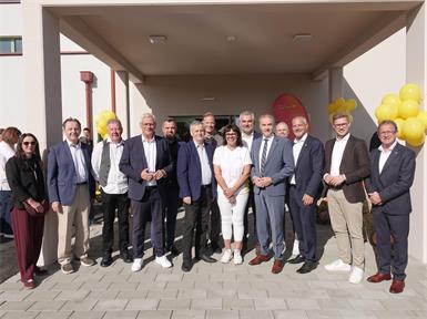 Große Freude herrschte bei der offiziellen Eröffnung des zwölften Pflegestützpunktes in Mannersdorf an der Rabnitz. Im Bild (v.l.): Bürgermeisterin Doris Birner (Oberloisdorf), Landwirtschaftskammerpräsident Niki Berlakovich, Vizebürgermeister Stefan Rabel (Mannersdorf), Hilfswerk-Burgenland-Präsident und Landtagsabgeordneter Thomas Steiner, Pflegezentren-Drescher-Geschäftsführer Franz Drescher, Bürgermeister a.D. Herbert Schedl (Mannersdorf), Bürgermeister Martin Reiter (Mannersdorf), Hilfswerk-Stützpunktleiterin Petra Schwarz, die Landesräte Heinrich Dorner und Leonhard Schneemann, die Hilfswerk-Burgenland-Geschäftsführer Stefan Widder und Nikolaus Scharmer, Landtagsabgeordneter Patrik Fazekas sowie Bürgermeister Paul Fercsak (Frankenau/Unterpullendorf).