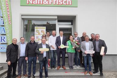 Große Freude über das neue Ortszentrum. Restaurant-Betreiber Nam-Van Pham, Wirtschaftskammer-Fachgruppengeschäftsführer Franz Perner, Gemeindevorstand Daniel Berlakovich, Kastner-Vertriebsverantwortlicher Helmut Klenner, Gemeindevorständin Mirjam Schmidt-Karall, Gemeinderat Michael Babits, Kaufmann Isidor Kuzmich, Bürgermeister Martin Karall, Nah & Frisch-Betreiberin Monika Palatin, Leader Aktionsgemeinschaft Mittelburgenland-Obmann Harald Horvath, Pfarrer Zoran Tadić, Kastner-Standortverantwortlicher Ronald Tanczos, Gemeindevorstand Wilhelm Lemperg und Wirtschaftskammer-Regionalstellenleiter Freddy Fellinger.