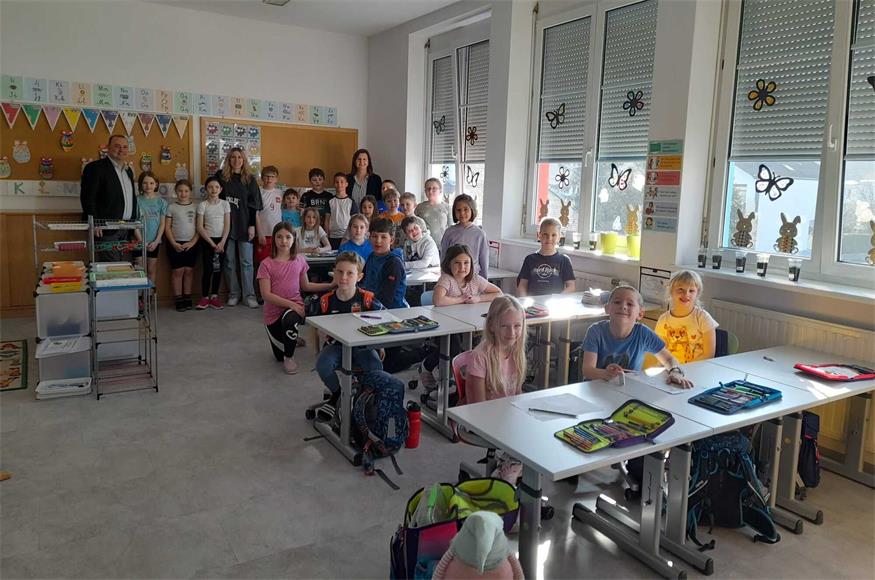 Große Pläne gibt es in Piringsdorf hinsichtlich der Errichtung einer Kinderkrippe. Schon jetzt wurden in der Volksschule die in die Jahre gekommenen Tische und Stühle durch moderne ergonomische Sitzmöbel ersetzt. Im Sinne der Nachhaltigkeit werden aber die früheren Möbel aber in der Nachmittagsbetreuung weiterverwendet. Bürgermeister Thomas Hauser besichtigte die neue Ausstattung und brachte den Kindern auch Oster-Süßigkeiten vorbei.