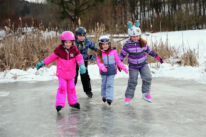 Großen Spaß hatten Hannah Wagner, Jonathan Luisser, Sophia Wagner und Marie Zieger beim Eislaufen am zugefrorenen Teich im Naturbiotop in Neumarkt an der Raab. 