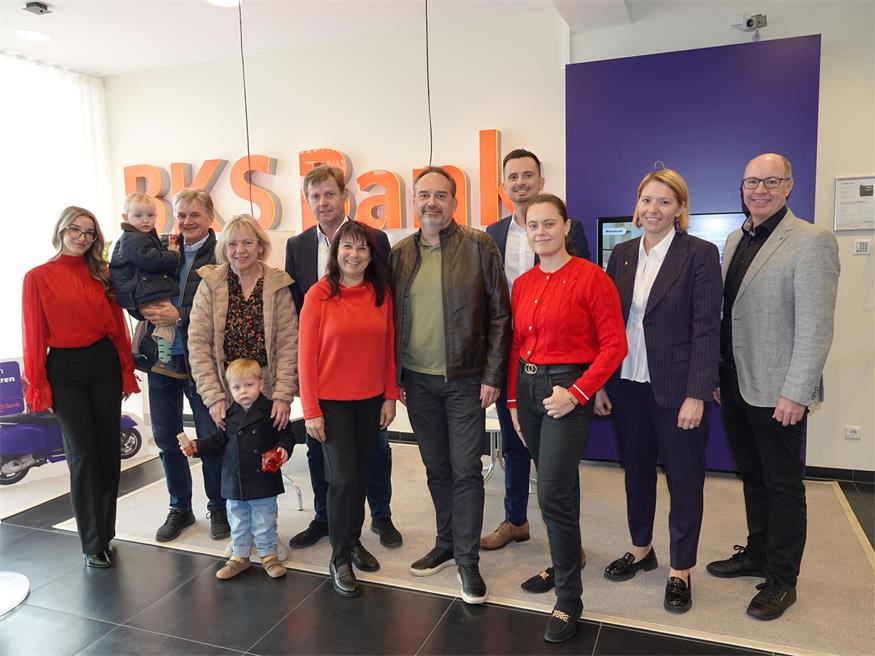 Großer Tag für kleine und große Sparer. In der BKS Bank in Oberpullendorf feierten Bürgermeister Hannes Heisz, die KundInnen Anita und Franz Vertesich sowie die Nachwuchs-Sparer Ludwig und Anton gemeinsam mit Direktionsleiter Nesad Residovic und dem engagierten Mitarbeiter-Team den Weltspartag.