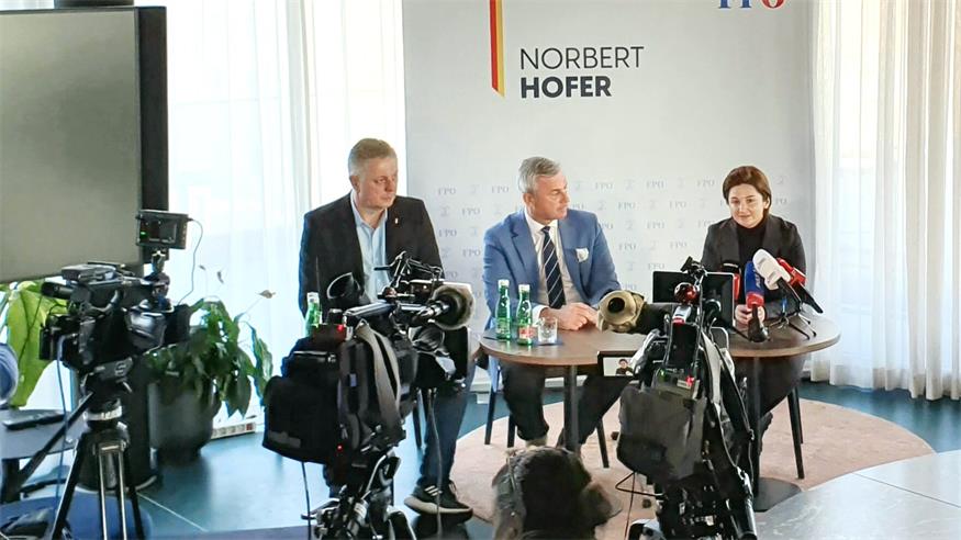 Großes Interesse auch der Bundes-Medien: Parteichef Alexander Petschnig, Spitzenkandidat Norbert Hofer und die zum FPÖ-Wahlkampffinale angereiste Salzburger LH-Stellvertreterin Marlene Svazek bei der Abschluss-Pressekonferenz im Eisenstädter Hotel Galantha.
