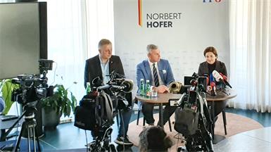 Großes Interesse auch der Bundes-Medien: Parteichef Alexander Petschnig, Spitzenkandidat Norbert Hofer und die zum FPÖ-Wahlkampffinale angereiste Salzburger LH-Stellvertreterin Marlene Svazek bei der Abschluss-Pressekonferenz im Eisenstädter Hotel Galantha.