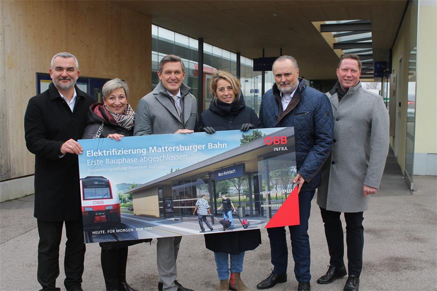 Großes Treffen am Bahnhof Mattersburg (v.l.): Landesrat Heinrich Dorner, Bürgermeisterin Claudia Schlager, Infrastruktur-Minister Peter Hanke, ÖBB-Projektleiterin Luzie Kneifel, Landeshauptmann Hans Peter Doskozil und Schattendorfs Bürgermeister Thomas Hoffmann.
