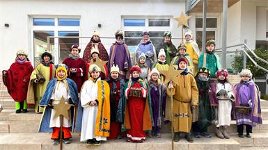 Großhöflein. Fleißig unterwegs: Die Sternsinger der Pfarre Großhöflein waren auch nach ihrem Einsatz noch aktiv und wirkten am Sonntagabend beim Krippenspiel der Gemeinschaft Cenacolo mit. Vergelt s Gott für das Engagement.