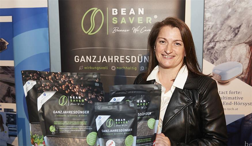 Gründerin Vera Amtmann mit dem Superdünger.