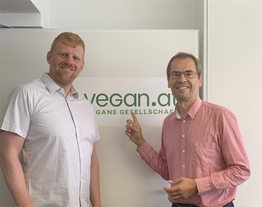 Grünen-Klubobmann Wolfgang Spitzmüller (r.) mit Felix Hnat, Obmann der Veganen Gesellschaft.