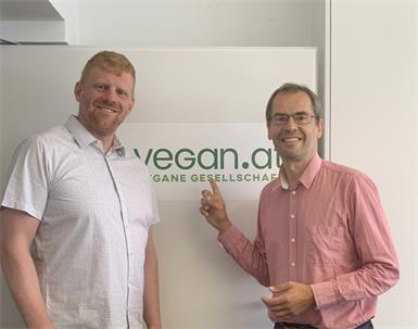 Grünen-Klubobmann Wolfgang Spitzmüller (r.) mit Felix Hnat, Obmann der Veganen Gesellschaft.