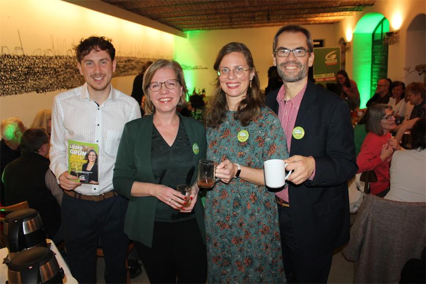 "Grüner Endspurt nach dem Wahljahr-Marathon". Spitzenkandidatin Anja Haider-Wallner (2.v.r.) mit Umweltministerin Leonore Gewessler, Listenzweitem Wolfgang Spitzmüller (r.) und dem stellvertretenden Landessprecher und Kandidaten Philip Juranich.