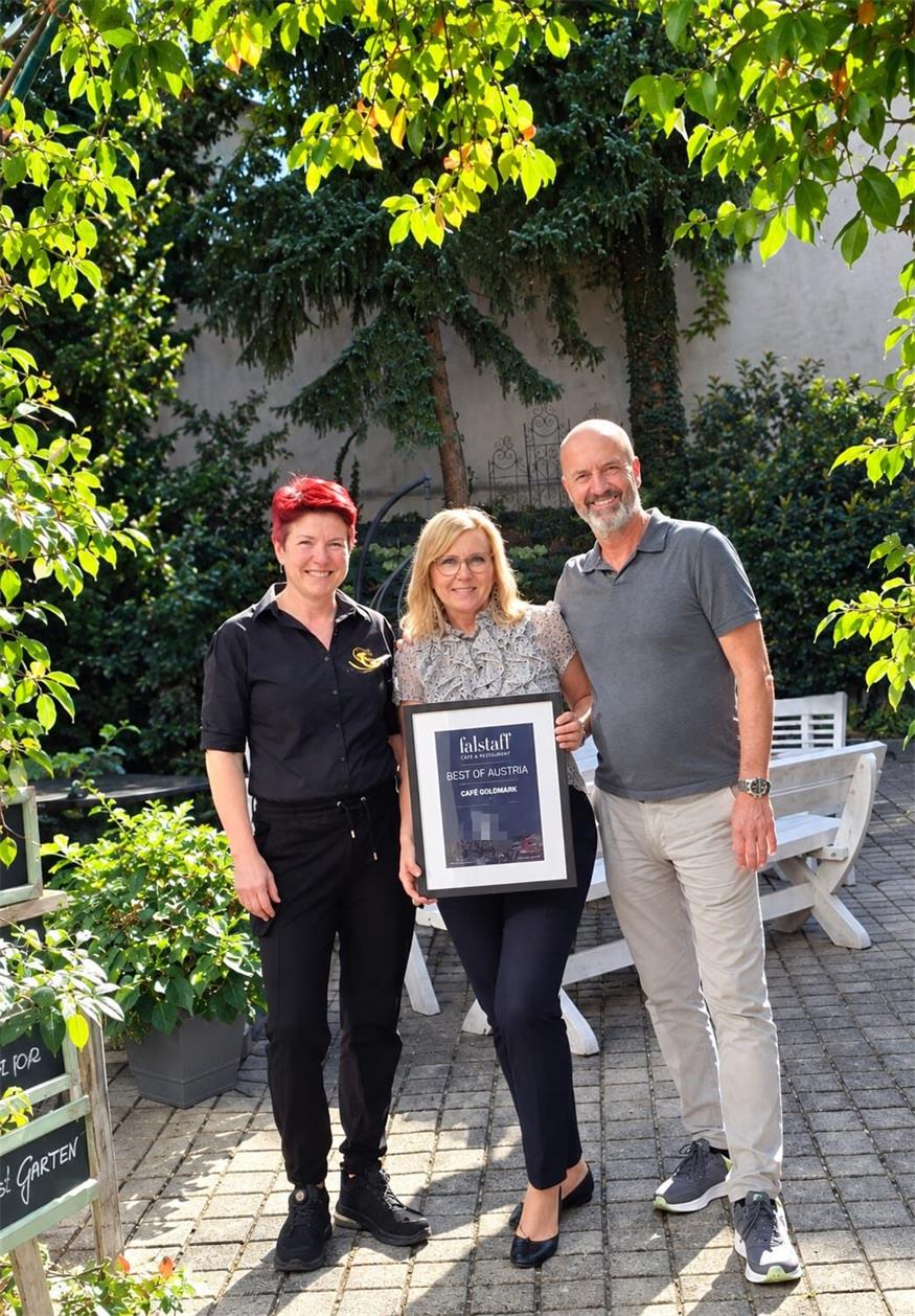Grund zum Feiern im Café Goldmark. Das Gastronomen-Ehepaar Karin und Roman Krejcirik freut sich gemeinsam mit Evi Kirnbauer (v.l.) über die herausragende Auszeichnung im neuen Falstaff Caféguide. Mit stolzen 91 Punkten gehört der Deutschkreutzer Vorzeigebetrieb offiziell zu den besten Kaffeehäusern des Landes.