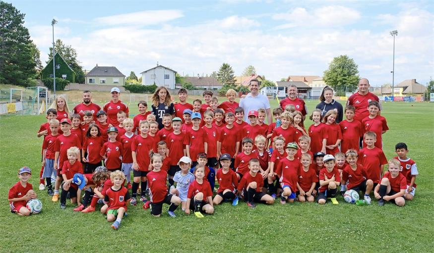 Gruppenbild. 63 begeisterte Teilnehmer sowie ein tolles Betreuer- und Trainerteam am Sportplatz in Hornstein. 