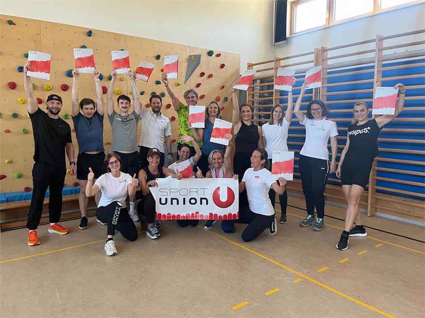 Gruppenfoto Übungsleiter-Kurs Fitness- und Gesundheitssport mit 14 anwesenden Teilnehmenden und Sportunion Akademie Koordinatorin Evelin Wilfing.