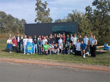 Gruppenfoto beim Mahnmal in Jennersdorf.