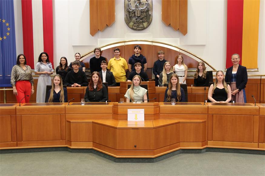 Gruppenfoto mit Landtagspräsidentin Astrid Eisenkopf, LHStv.in Anja Haider-Wallner sowie Schülerinnen und Schülern der JusHAK Eisenstadt