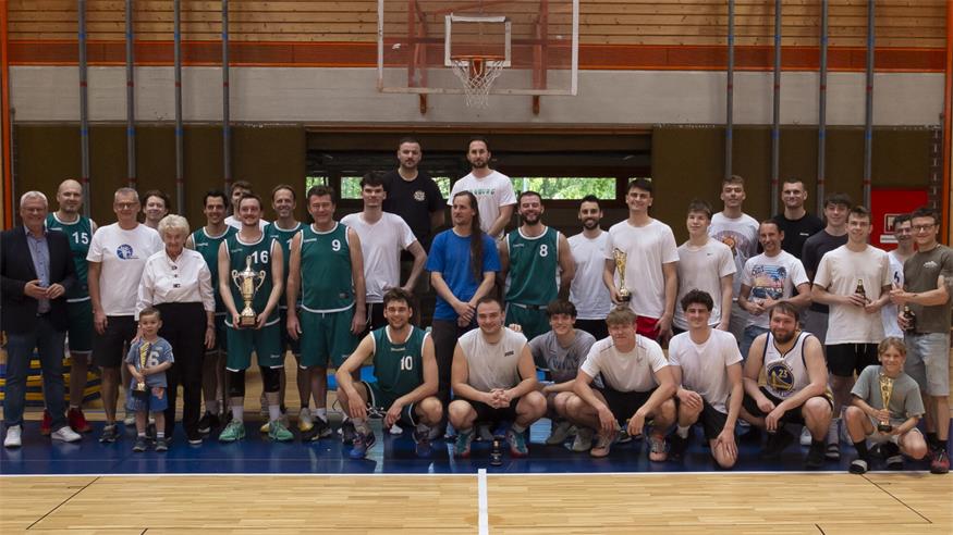 Gruppenfoto zu Ehren des verstorbenen Basketball-Pioniers Johann Karall.