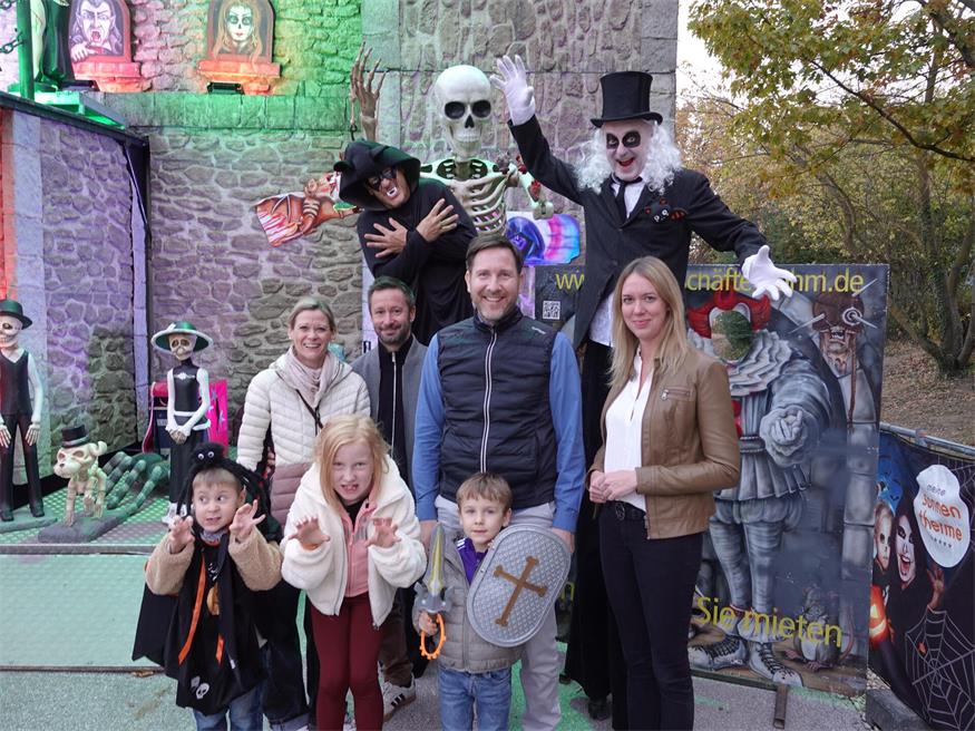 Gruselspaß für Groß und Klein. Thermenleiterin-Leiterin Manuela Klawatsch (rechts) stimmte sich gemeinsam mit Familien und schaurigen Grusel-Gestalten auf die „Spooky Halloween Days“ in Lutzmannsburg ein.