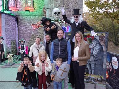 Gruselspaß für Groß und Klein. Thermenleiterin-Leiterin Manuela Klawatsch (rechts) stimmte sich gemeinsam mit Familien und schaurigen Grusel-Gestalten auf die „Spooky Halloween Days“ in Lutzmannsburg ein.