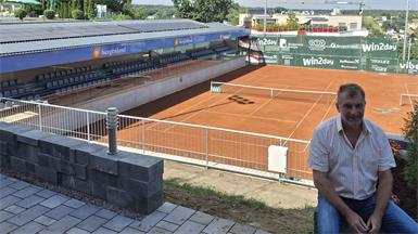 Günter Kurz, Mastermind des Sport-Hotel-Kurz, Präsident des Burgenländischen Tennisverbands und Organisator der Tennis-Staatsmeisterschaften, freut sich über ein echtes Schmuckkasterl. Der Centre Court unterhalb des Sport-Hotels ist fertig, wurde vom Land Burgenland in Kooperation mit der Gemeinde errichtet und wird bei den Staatsmeisterschaften hochofiziell einer breiten Tennisöffentlichkeit präsentiert. 