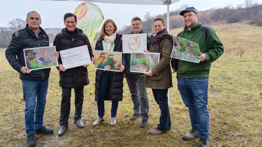 Günter Schmidt (Bürgermeister Rohrbach), Gerald Hüller (Bürgermeister Marz), Landeshauptmann-Stellvertreterin Anja Haider-Wallner, Kurt Fischer (Bürgermeister Baumgarten und Naturpark-Obmann Kurt Fischer), Marlene Hrabanek-Bunyai (Geschäftsführerin Naturpark Rosalia-Kogelberg) und Julian Dorfmeister (Landwirtschaftsbetrieb-Koordinator des Naturparks) erläuterten die Renaturierungsmaßnahmen.